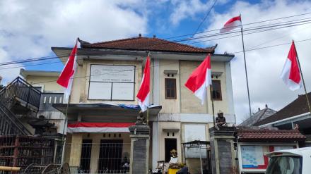 Sambut HUT RI ke-80, Pemdes Pucaksari Gelar Jumat Bersih dan Hias Kantor Desa dengan Merah Putih
